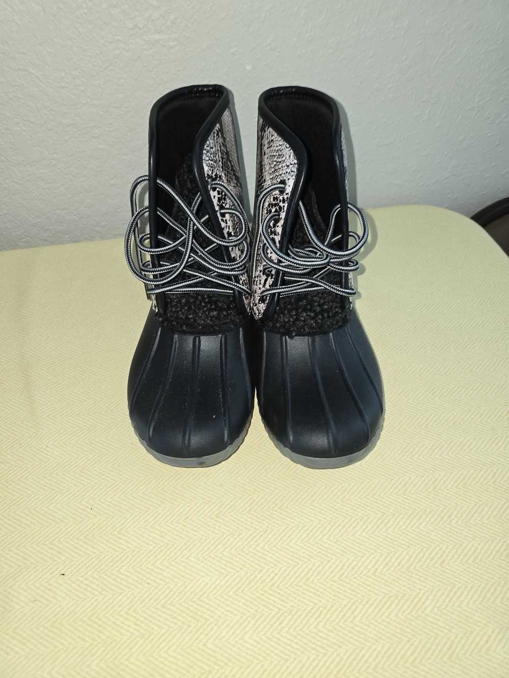 Simply Southern Snakeskin Print Duck Boots – Black & Cream Size 8